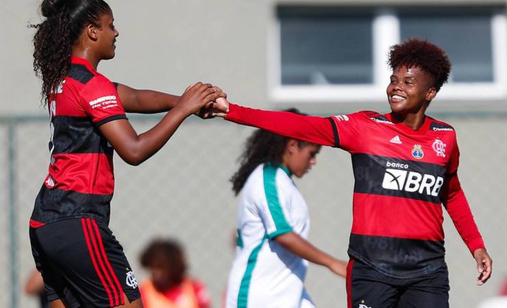 Time feminino do Flamengo passa por transição para pertencer ao clube, não ao futebol