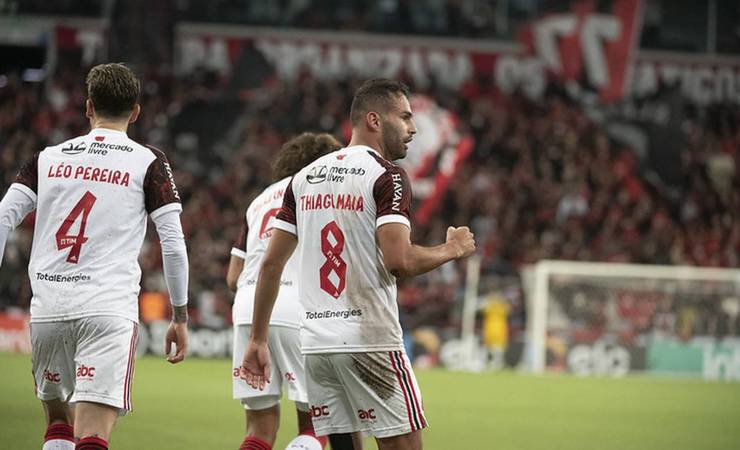 Flamengo mantém declínio coletivo e escapa de virada do Athletico-PR com pênalti no fim