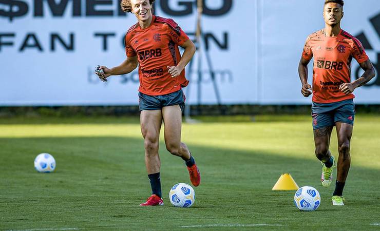 David Luiz treina com bola no Flamengo e anima para retorno