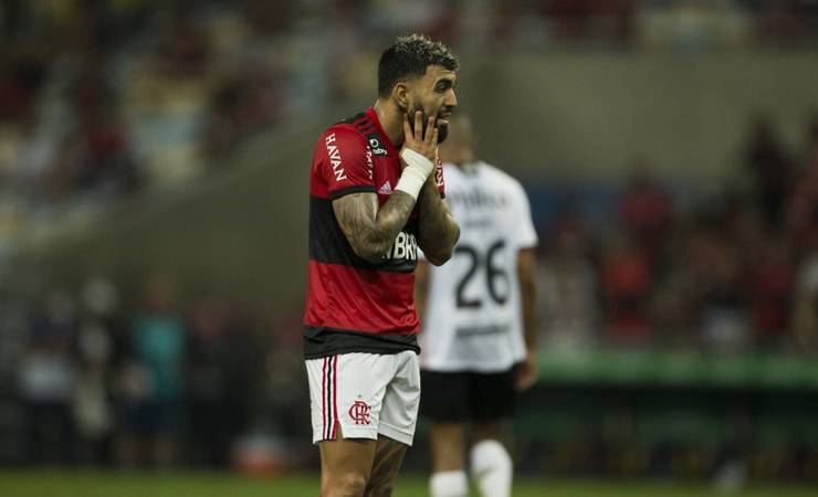 Gabigol é atingido por copo de cerveja no rosto após eliminação do Flamengo