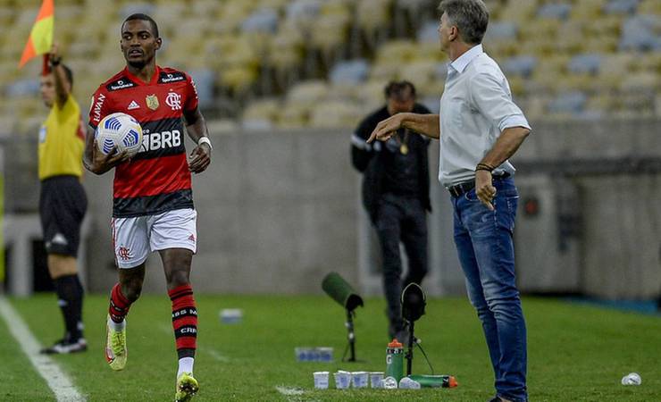 Lateral Ramon, do Flamengo, se envolve em acidente de carro na Barra da Tijuca
