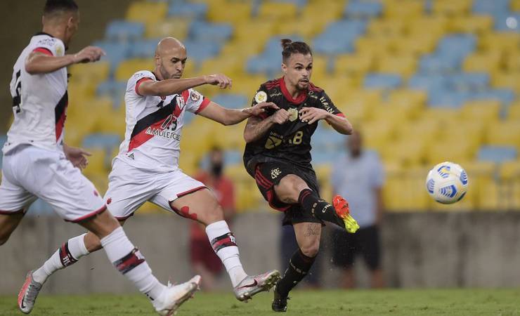 Flamengo joga mal, mas vê Michael brilhar para vencer o Atlético-GO no Maracanã