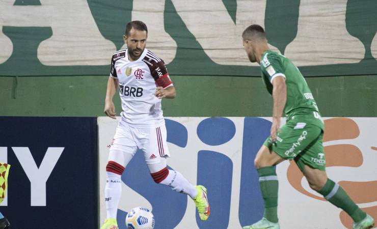 Flamengo empata com lanterna Chapecoense e vê chance de título cair para 1,3%