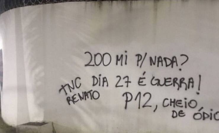 Muro do Ninho do Urubu amanhece pichado após empate do Flamengo com o lanterna: '200 mi p/ nada?'