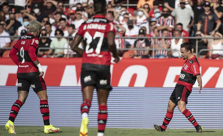 Renato comemora 'dor de cabeça' e não descarta Michael titular na Libertadores