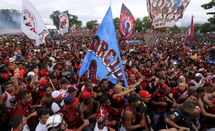 Saída dos jogadores do Flamengo tem confusão entre torcedores e polícia no Ninho