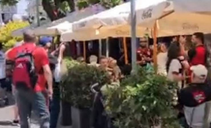 Torcida do Flamengo faz festa em Montevidéu e agita ponto de encontro antes da chegada da delegação