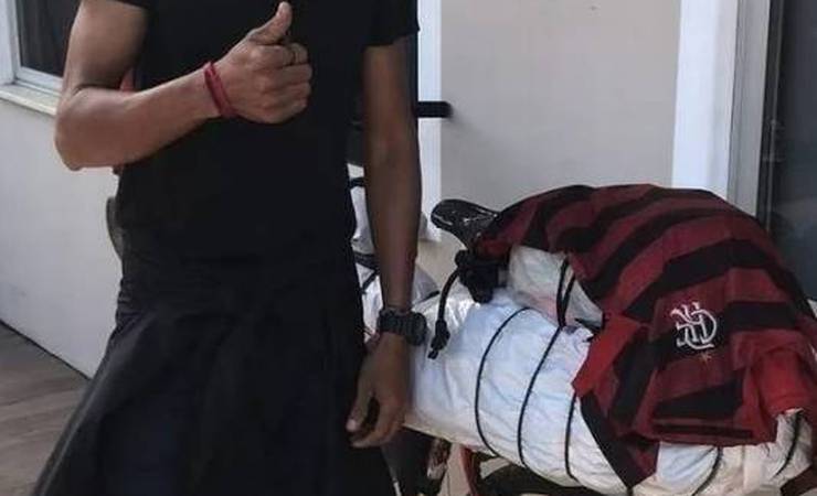 Torcedor do Flamengo que perdeu avô por Covid-19 viaja de bicicleta de Roraima a Montevidéu sem ingresso
