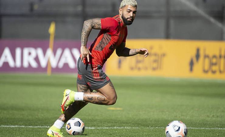 Em Montevidéu, torcedores do Flamengo provocam: 'O Palmeiras não tem Copinha, não tem Mundial'