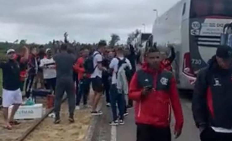 Libertadores: presa na imigração ao tentar no Uruguai, torcida do Flamengo faz churrasco