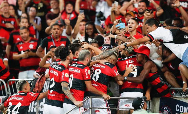 Com mais apoio do que críticas no Maracanã, Flamengo dá resposta, vence o Ceará e evita título do Atlético-MG