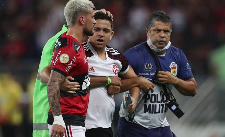 Arrascaeta encontra torcedor do Flamengo que invadiu gramado e combina entrega de camisa: 'Primeira vez que vi esse time'