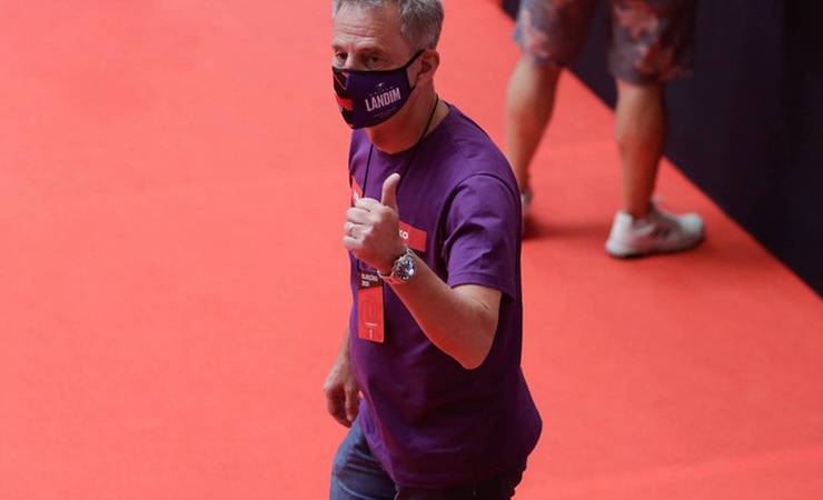 Sob cobrança por mudanças no futebol do Flamengo, presidente Landim viaja e não acompanha delegação no Peru