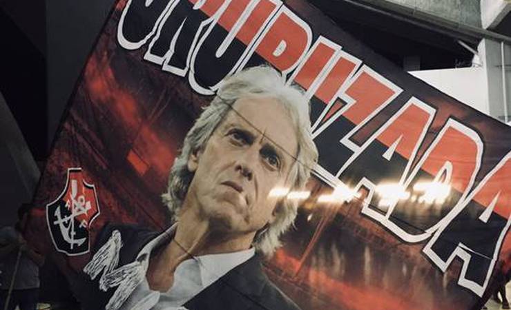 Torcida do Flamengo leva bandeirão ao Maracanã e faz coro por Jorge Jesus