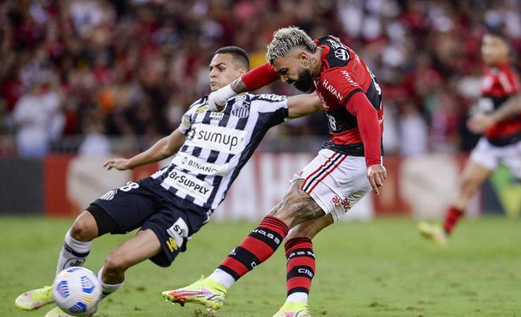 Gabigol perde pênalti, e Flamengo se despede do Maracanã com vaias e coro por Jesus em derrota para o Santos