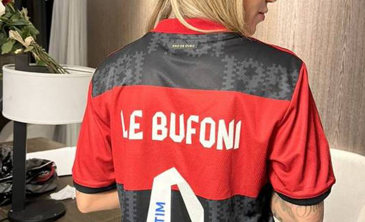 Depois de ser vista em evento com Gabigol, Letícia Bufoni vai ao Maracanã com camisa do Flamengo