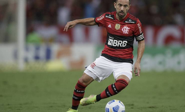 Com foco na Copa do Mundo, Everton Ribeiro não pensa em deixar o Flamengo em 2022