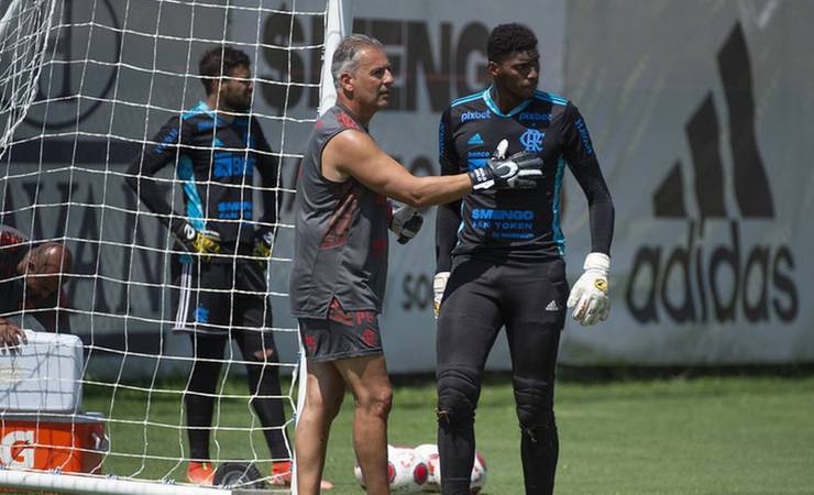 Paulo Sousa zera disputa no gol, veta saída imediata de Hugo e Flamengo se empolga com filosofia de preparador europeu
