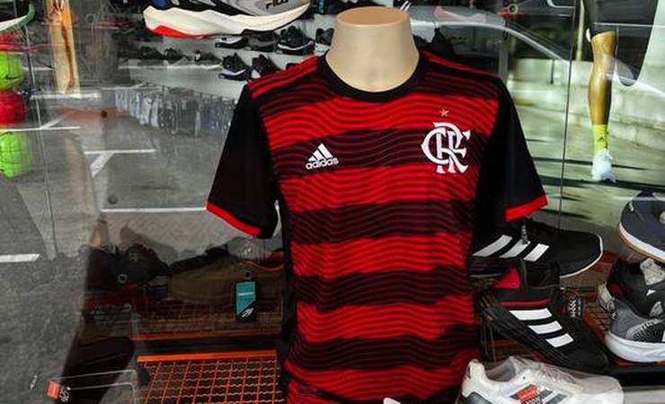 Vaza nova camisa 1 do Flamengo, com faixas onduladas; veja foto