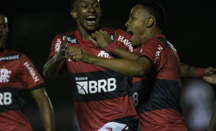 Com brilho de Lázaro e André, Flamengo vence a Portuguesa na estreia no Carioca