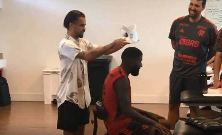 Na despedida do Flamengo, Michael passa o reinado de 'mais feio' para Rodinei; assista
