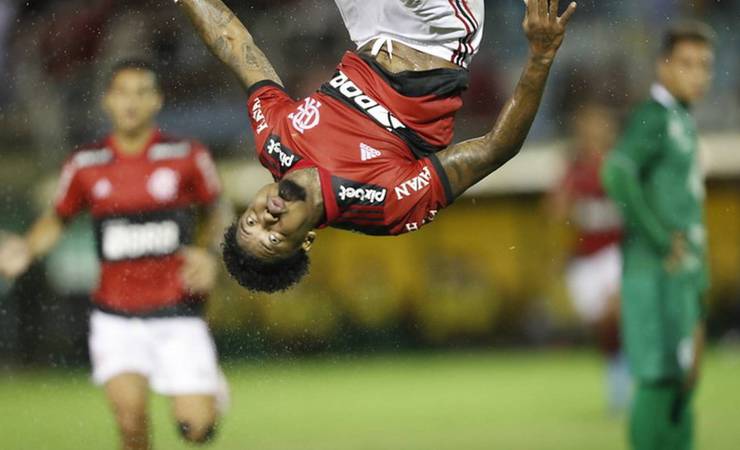 Com brilho de Marinho e recital de Vitinho, Flamengo vence na estreia de Paulo Sousa