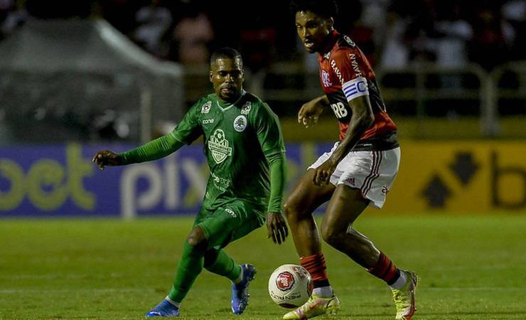 Vitinho justifica intenção do Flamengo em renovar contrato e dá resposta imediata a Paulo Sousa