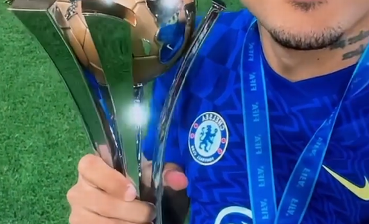 Vice da Liberta e campeão mundial na mesma temporada? Ex-Flamengo, Kenedy posa com a taça após situação inusitada
