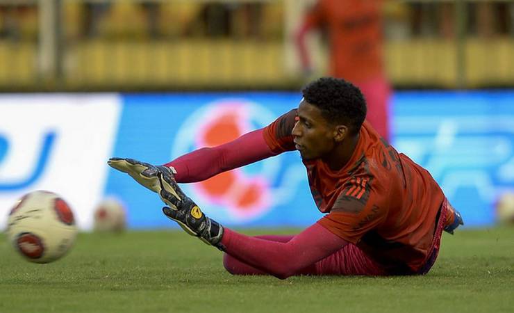 Único no Flamengo fora de rodízio, Hugo agarra chance com Paulo Sousa e deixa Diego Alves no banco