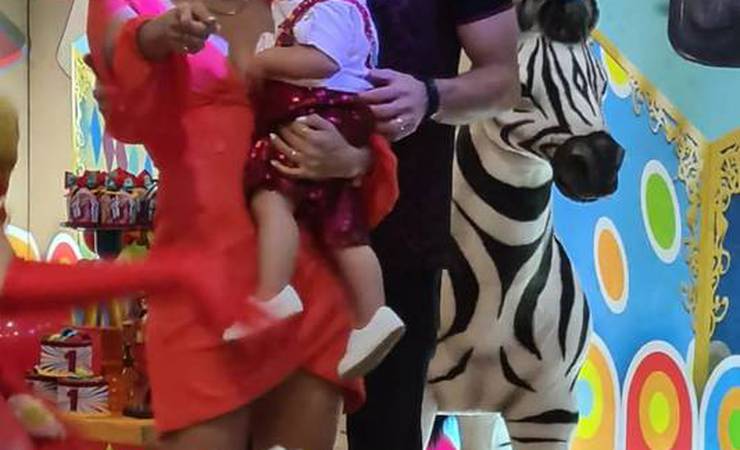 Em recuperação de infecção no joelho, Rodrigo Caio, do Flamengo, faz festão para comemorar 1 ano do filho