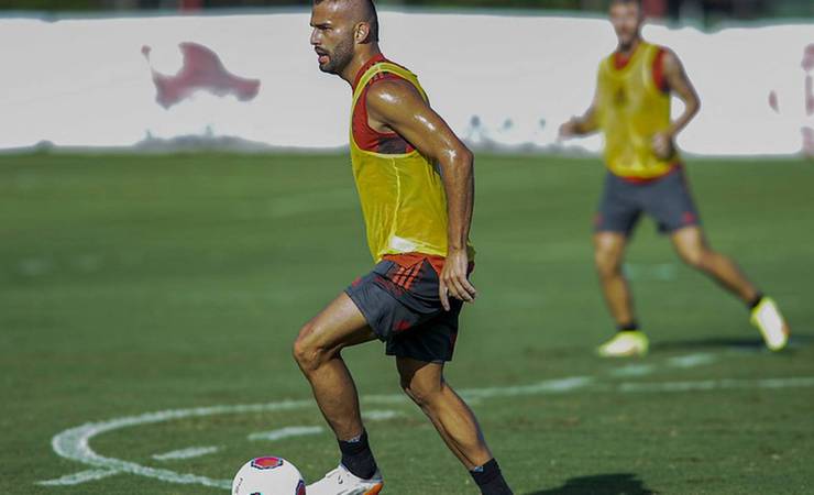 Thiago Maia segue internado após tomar pontos na perna e levará 15 dias para voltar aos treinos no Flamengo