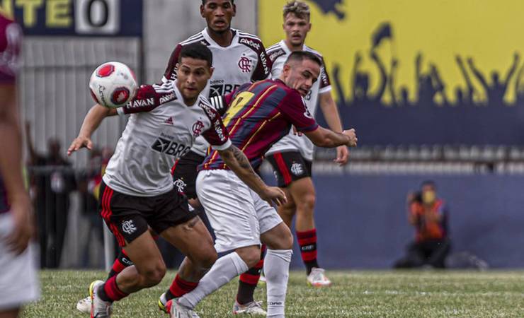 No equilíbrio de João Gomes e Arão, Flamengo supera gramado ruim e vence o Madureira de virada após alterações