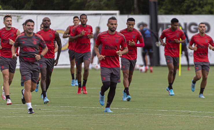 Thiago Maia volta a treinar com elenco do Flamengo após corte na perna