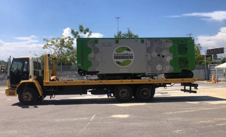 Máquina que reformou gramado do Maracanã segue para CT do Flamengo
