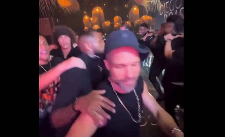 Diego Ribas faz festa de aniversário com companheiros de Flamengo após vitória no clássico