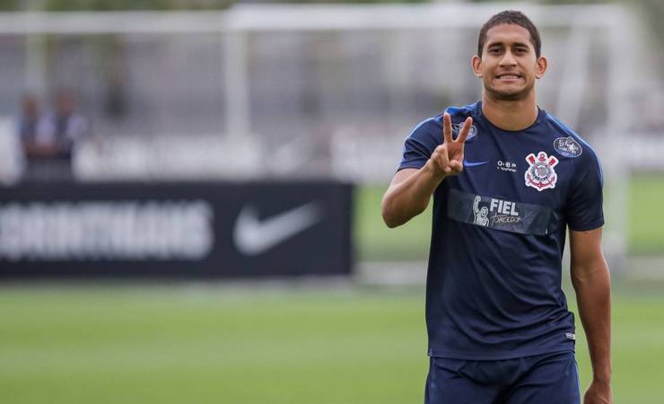 Ex-Corinthians, zagueiro Pablo chega ao Rio e aumenta rumores sobre negociação com o Flamengo