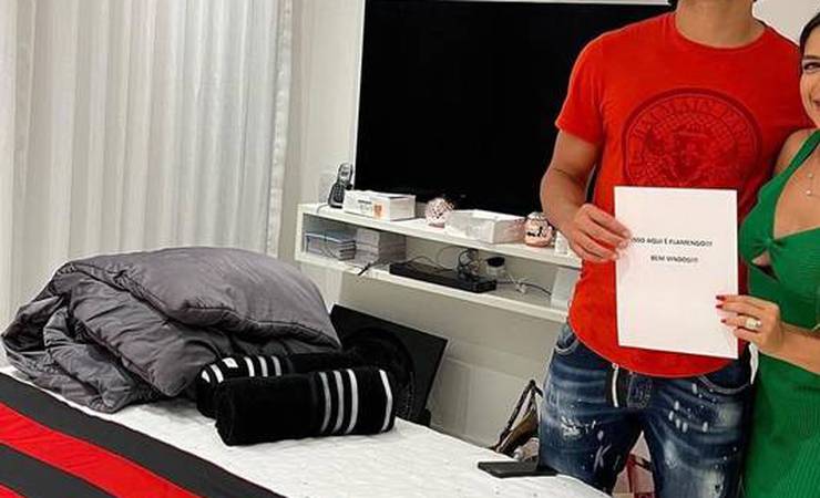 Zagueiro Pablo posa com bandeira do Flamengo antes de anúncio oficial