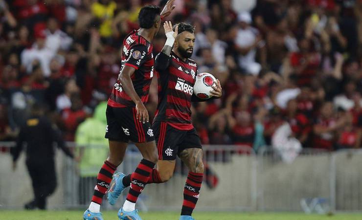 Após marcar gol do Flamengo, Gabigol discute e gesticula com Paulo Sousa