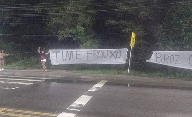 Flamengo viaja ao Peru sob protestos do Ninho ao aeroporto
