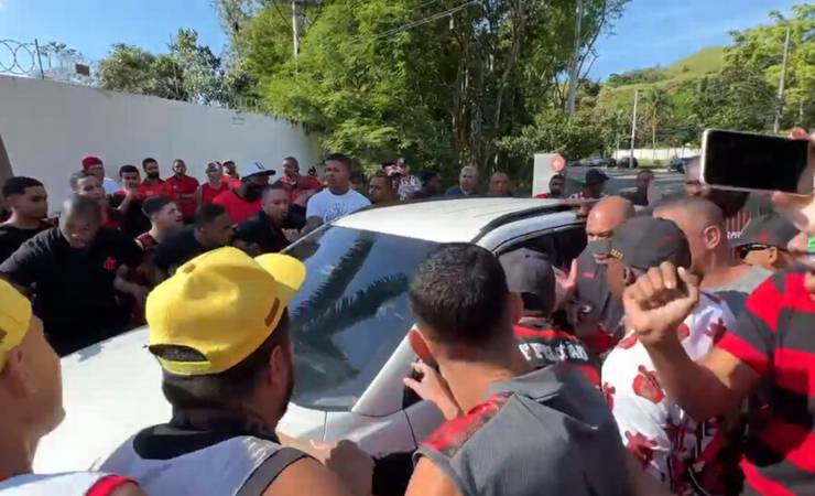 Em protesto no Ninho, torcida do Flamengo cobra jogadores e xinga Marcos Braz; veja vídeos