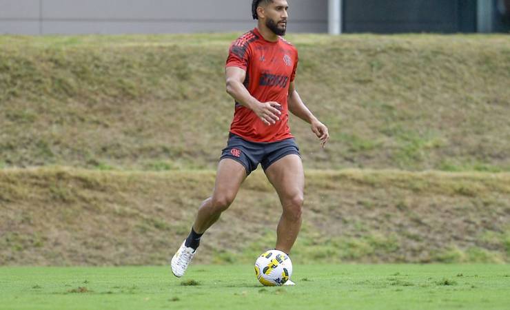 Sem Bruno Henrique, Flamengo tem volta de Pablo aos treinos com bola, e zagueiro fica perto de estreia