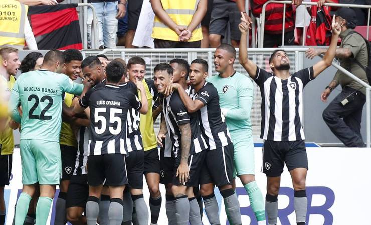 Botafogo vence Flamengo e acaba com jejum de três anos e meio