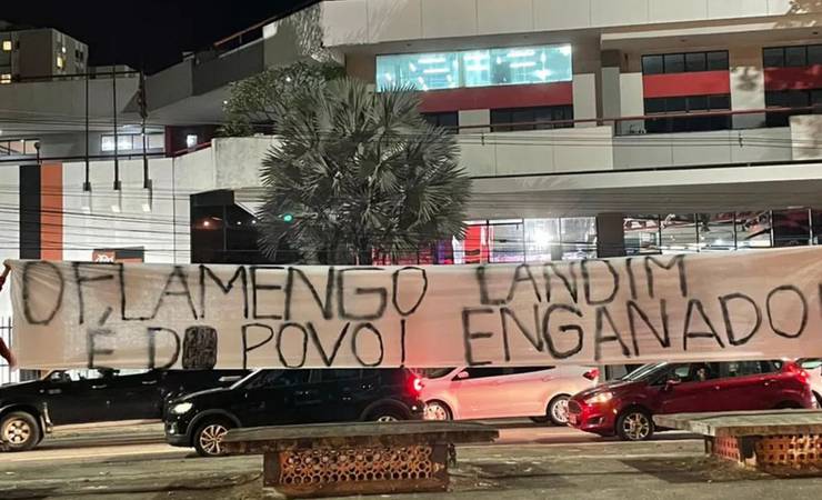 Torcedores do Flamengo protestam na Gávea contra decisão que limita sócios off-Rio: 'Landim enganador'