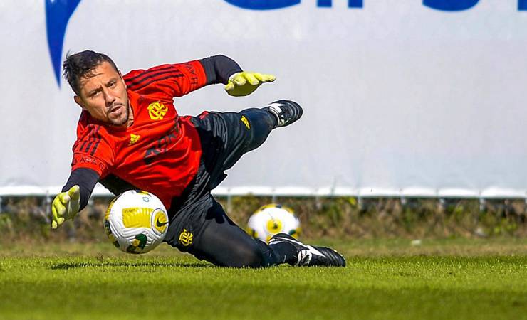 Cortado contra o Fortaleza, Diego Alves treina e deve viajar com o Flamengo para Atibaia; Paulo Sousa segue na corda bamba