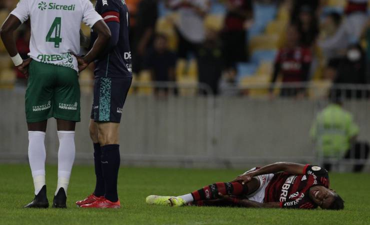 Atacante do Flamengo Bruno Henrique fará exame para avaliar gravidade da lesão no joelho e se tratamento será cirúrgico ou conservador