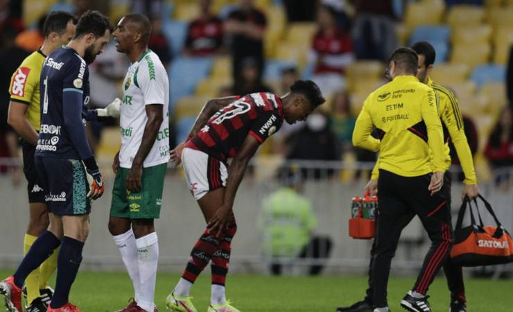Bruno Henrique, do Flamengo, é operado e deve ter alta nesta segunda-feira: 'Está tudo bem. Obrigado a todos', diz jogador