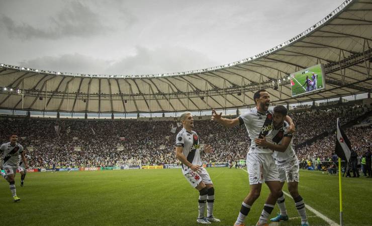 Vascaínos provocam Flamengo nas redes, 'exigindo' gramado do Maracanã impecável para domingo