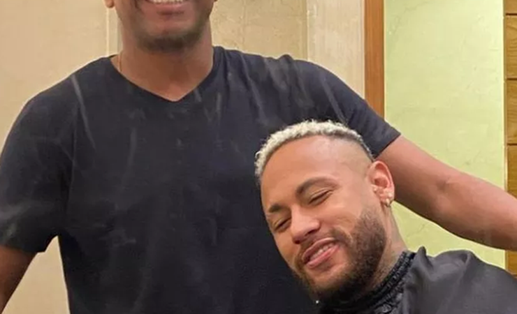 Neymar posa com telefone do Flamengo ao lado de barbeiro e agita os rubro-negros