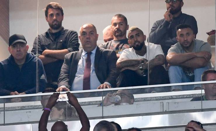 De camarote, Vidal acompanha goleada histórica do Flamengo no Maracanã