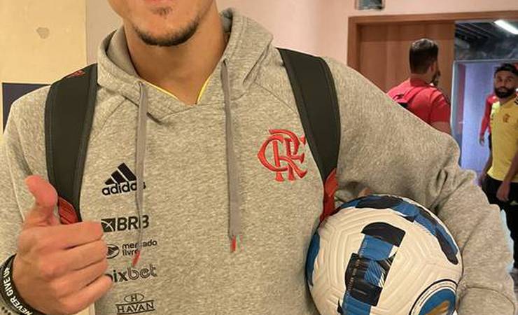 Pedro leva bola para casa após noite de gala pelo Flamengo na Libertadores